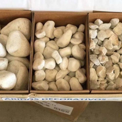 Piedras para jardinería expuestas en almacén
