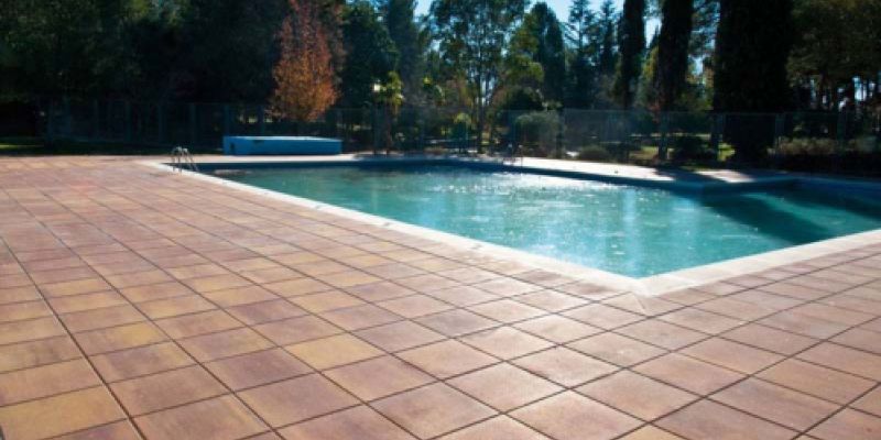 Suelo de piscina instalado