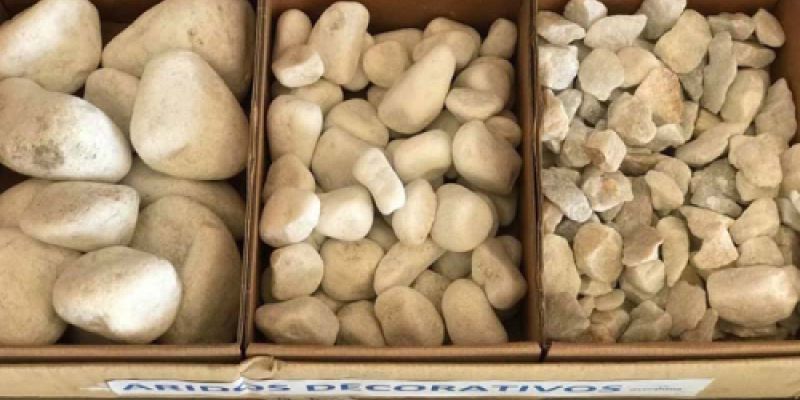 Piedras para jardinería expuestas en almacén