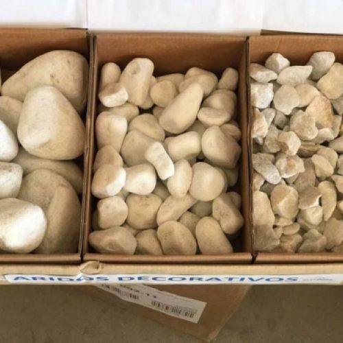 Piedras para jardinería expuestas en almacén