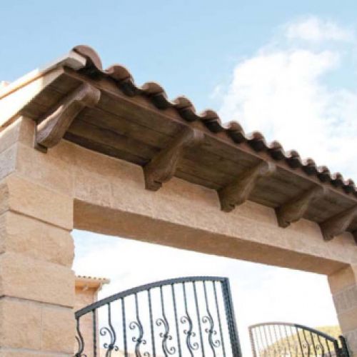 Puerta con tejadillo de acceso a propiedad