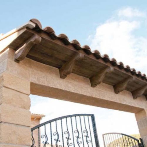 Puerta con tejadillo de acceso a propiedad