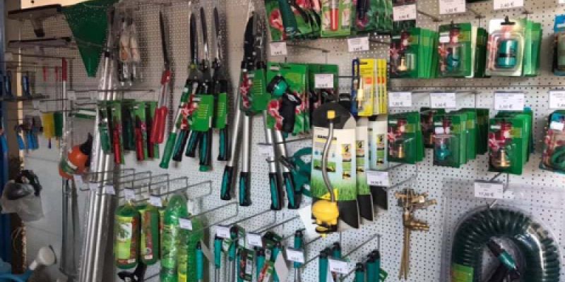 Herramientas en exposición en el almacén