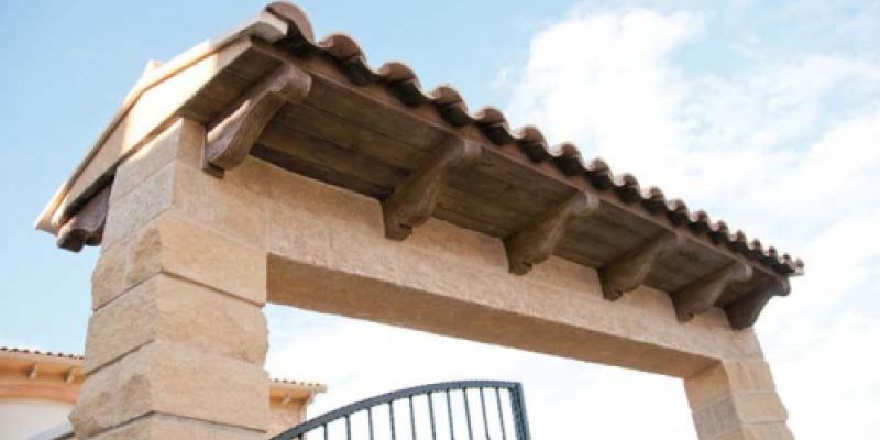 Puerta con tejadillo de acceso a propiedad